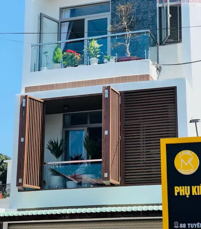 Nh&agrave; phố hiện đại 3 tầng sang trọng với nội thất gỗ n&acirc;u ấm
