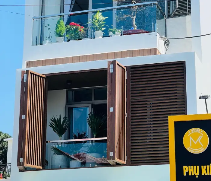 Nh&agrave; phố hiện đại 3 tầng sang trọng với nội thất gỗ n&acirc;u ấm