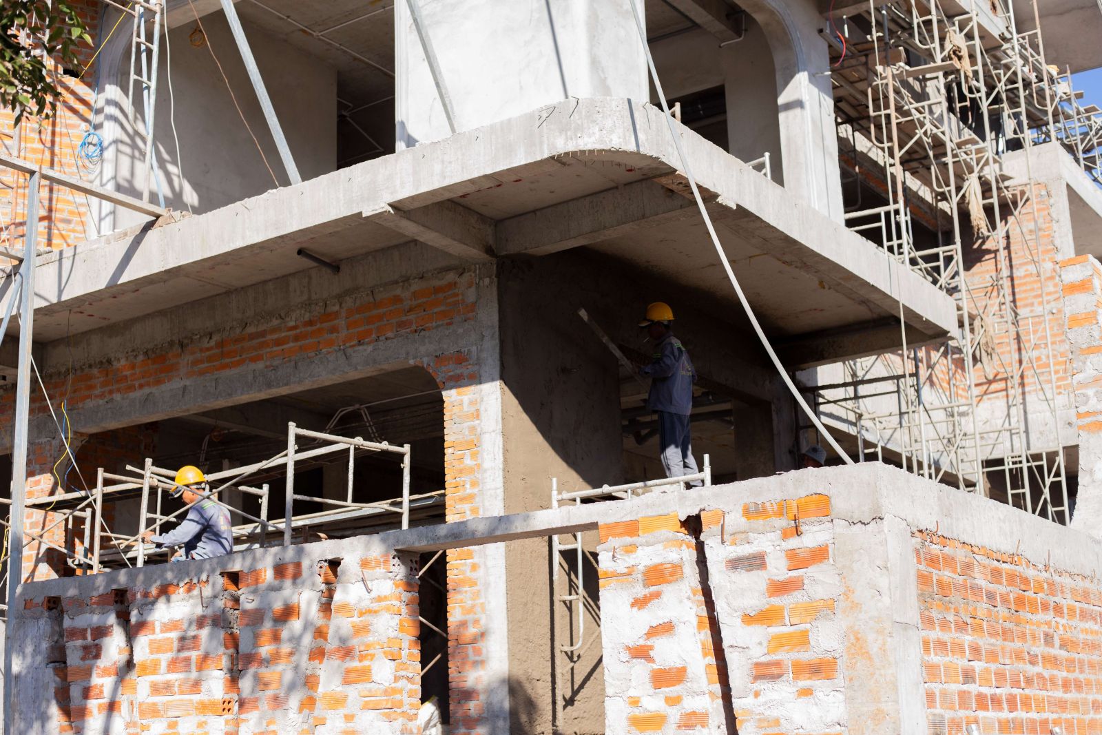 Thi công cạnh cửa với gạch thẻ