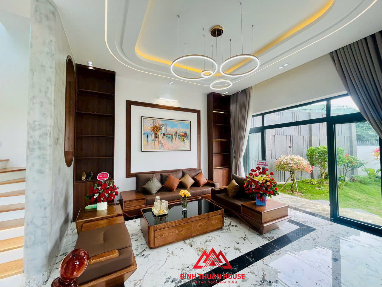 Phòng khách Tuyết’s Villa ngập tràn ánh sáng nhờ cửa kính lớn.